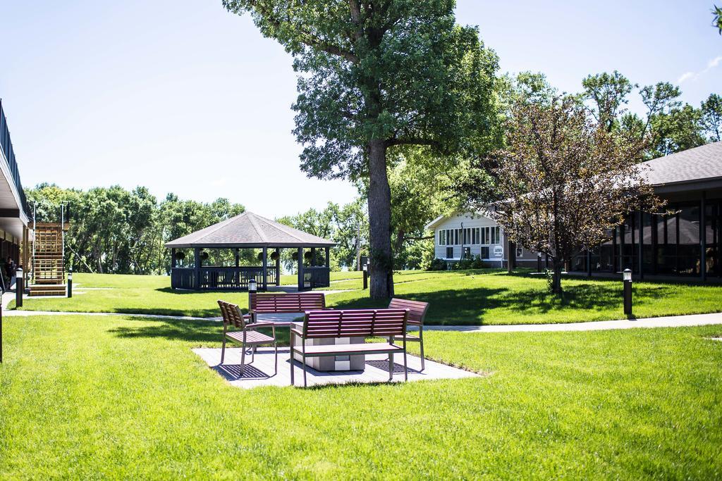 Okoboji Commons Hotel Esterno foto